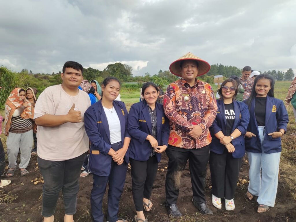 Bupati Samosir, Bapak Vandiko Gultom,ST, foto bersama dengan Mahasiswa Progam Studi Agribisnis Fakultas Pertanian Universitas HKBP Nommensen Medan